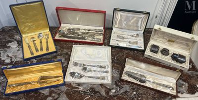 beaucoup d'argenterie dans un coffret sur une table