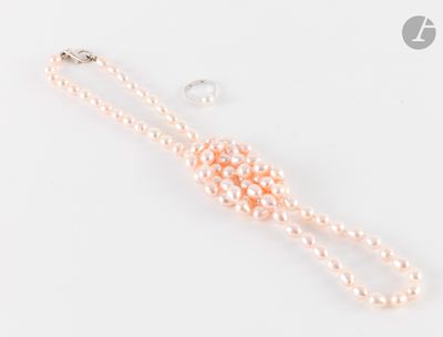 Collier et boucles d'oreilles en perles roses sur fond blanc