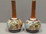 deux vases posés sur une table, sur lesquels est représenté un tableau