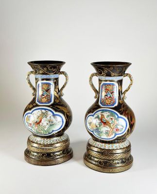 paire de vases anciens ornés de motifs décoratifs sur fond blanc