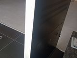 une photo d'un téléviseur à écran plat dans un salon