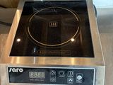 une photo d'une plaque de cuisson posée sur un plan de travail dans une cuisine