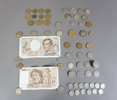 beaucoup de pièces et un billet sur la table