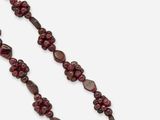 collier composé de perles de verre rouges et muni d'un fermoir en argent