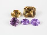 un ensemble de trois pierres précieuses de couleurs différentes sur un fond blanc