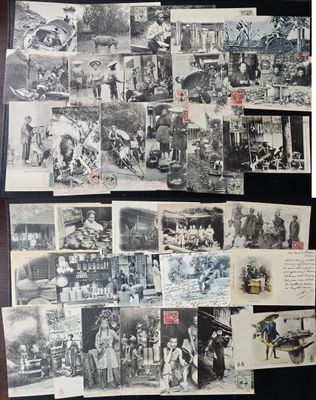 de nombreuses vieilles photos de personnes et d'animaux accrochées au mur