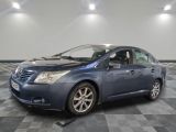une photo d'une Toyota Prius bleue garée dans un garage