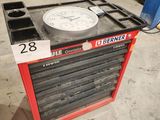 une photo d'une boîte à outils sur laquelle est posée une horloge