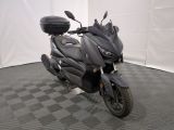 une photo d'une moto garée dans une pièce