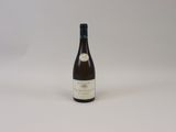la bouteille de vin est posée sur une surface blanche
