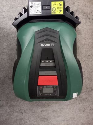 une machine verte et noire posée par terre