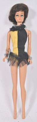 une poupée vêtue d'une tenue noire et jaune