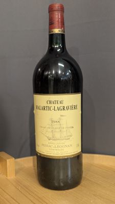 une bouteille de vin posée sur une table