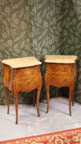 Paire de chevets de style Louis XV, plateaux marbre jaune, ouvran...