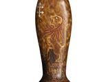 l'image d'un vase orné d'un lion, posé sur un fond blanc