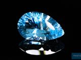 gros plan d'un diamant bleu sur une surface noire