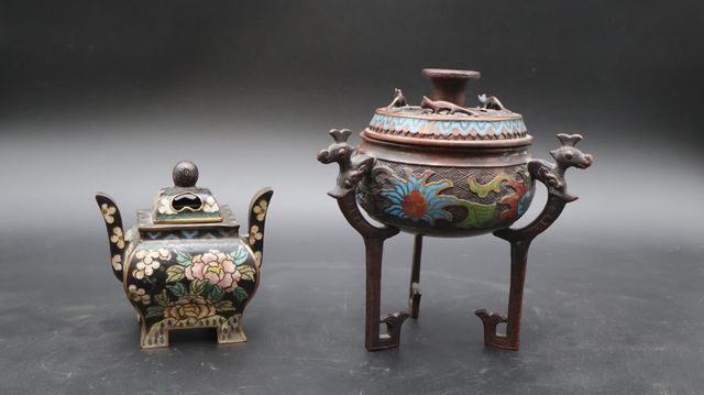 JAPON. Brûle-parfum tripode en émail cloisonné. Marque en creux. ...