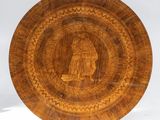une assiette en bois sur laquelle est représenté un homme et une femme