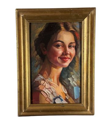 tableau représentant une femme souriante dans un cadre doré sur fond blanc