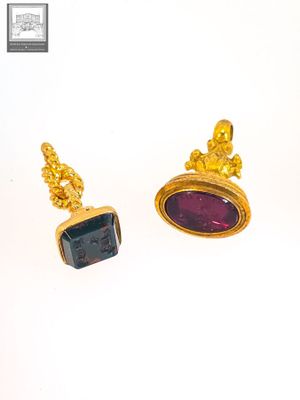 une paire de boucles d'oreilles en or et en améthyste sur fond blanc