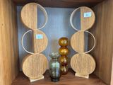 une étagère en bois sur laquelle est posé un vase en verre