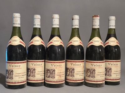 six bouteilles de vin sont alignées sur une table