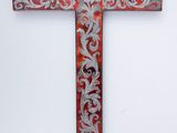 une image représentant une croix rouge et argentée sur fond blanc