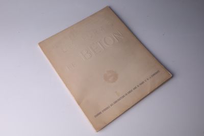 un vieux livre posé sur une table sur une surface blanche