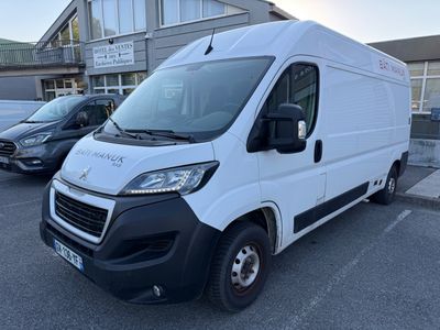 une camionnette blanche garée devant un bâtiment dans un parking
