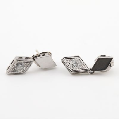 une photo d'une paire de boucles d'oreilles en diamant noir et blanc