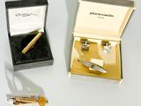 une boîte contenant un stylo et une paire de ciseaux