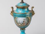 une image représentant un vase bleu et or orné d'un oiseau