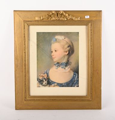 portrait d'une jeune fille en robe bleue tenant un chaton dans ses bras