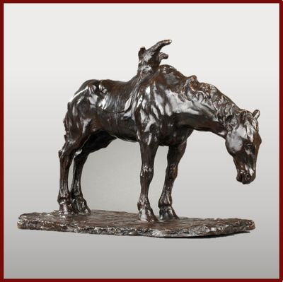 statue d'un cheval debout sur un rocher, entourée d'un cadre rouge
