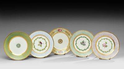 un service de six assiettes en porcelaine ornées de motifs floraux