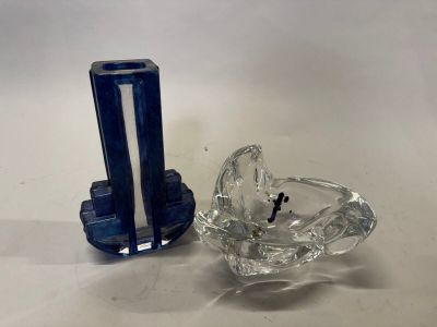 un bougeoir en verre et un bougeoir en verre posés sur une table