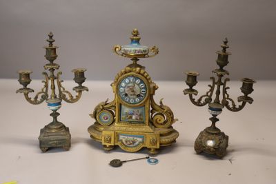 trois types différents d'horloges anciennes posées sur une table