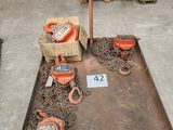 un plateau métallique sur lequel se trouvent des chaînes et d'autres objets