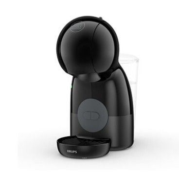 une cafetière noire posée sur un plan de travail, à côté d'une tasse