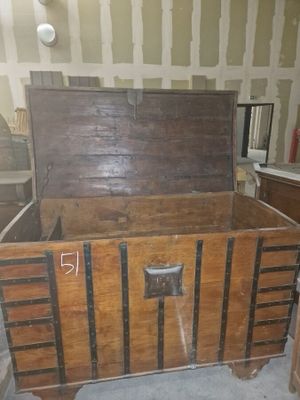 une commode en bois avec des tiroirs et un miroir dans une pièce