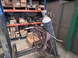 une grande pile de cartons posée sur un chariot dans un entrepôt