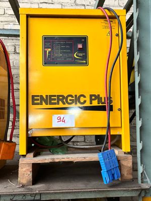 une machine jaune posée sur une palette