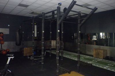 une image d'une salle de sport avec des équipements