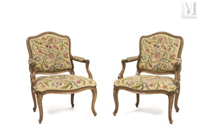 paire de fauteuils de style Louis XV avec revêtement floral