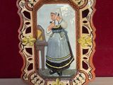 une photo d'une photo représentant une femme en robe bleue