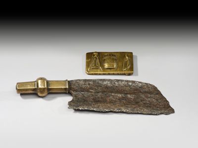 gros plan d'un objet métallique sur une surface blanche