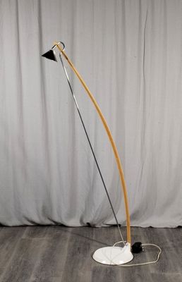 Lampadaire au bras arqué en bois et métal chromé.