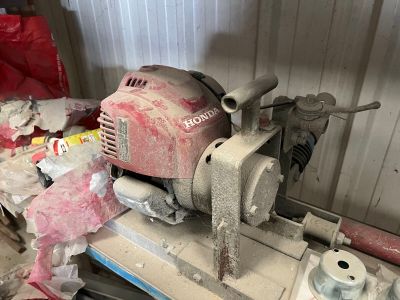 une machine posée sur une table dans une pièce