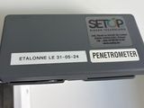 un gros plan d'un petit appareil électronique posé sur un bureau