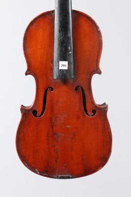 un vieux violon avec un archet accroché à son dos